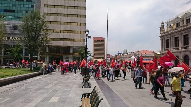 Antorchistas en plantón realizan marcha por el Centro de Chihuahua