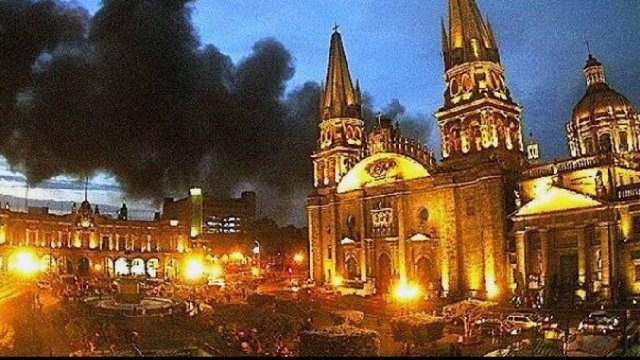 Se incendió mercado en Guadalajara y desalojan dos cuadras