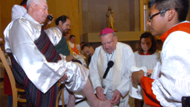 Abarrotan juarenses la catedral para la misa de lavatorio de pies