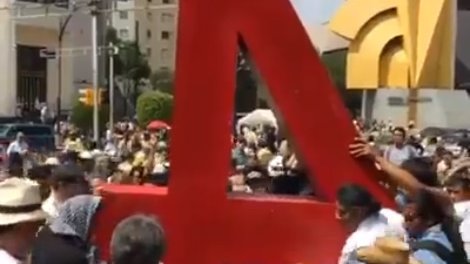 Colocan monumento a los 43 normalistas sobre Paseo de la Reforma