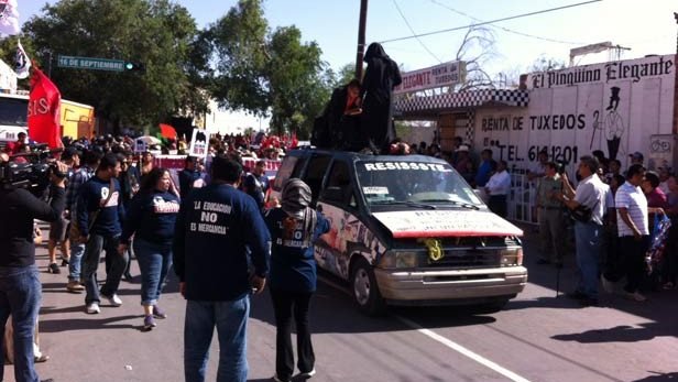 Toma Movimiento Resissste tribuna del presidium del desfile en Juárez