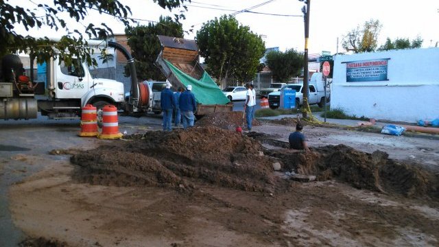 Rehabilitan línea de drenaje colapsada en la colonia Santa Rosa