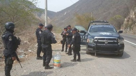 Campesinos liberan a policías estatales retenidos en Guerrero