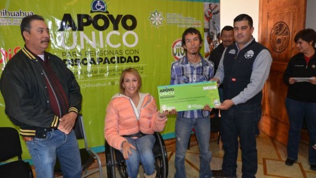 Reciben apoyo económico personas con discapacidad de Galeana