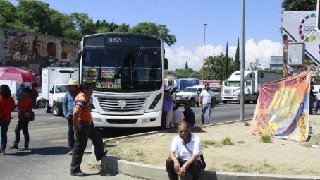 Profesores de Oaxaca retienen 40 vehículos de empresas
