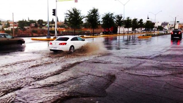 Ya se desató la lluvia en Chihuahua, y con ella las calles anegadas