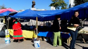 Viajan por Chihuahua 461 indígenas vendiendo artesanías