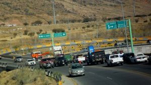 Comienza el tráfico feroz por construcción de puente en la Juárez y Lombardo