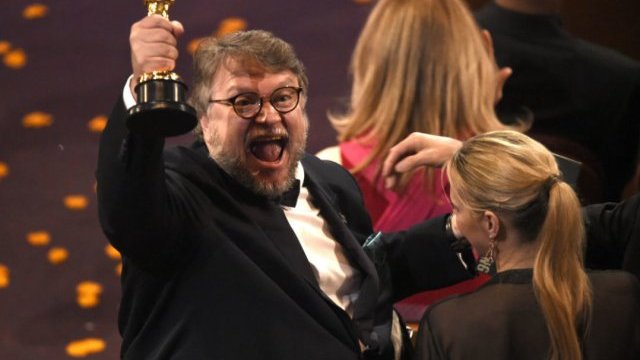 El mexicano Guillermo del Toro se alzó con el Óscar a mejor director