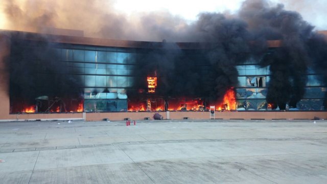 Incendian normalistas el Palacio de Gobierno de Guerrero