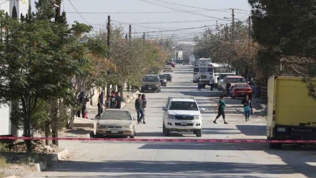 Ejecutan a dos hombres a balazos afuera de una vivienda en Juárez