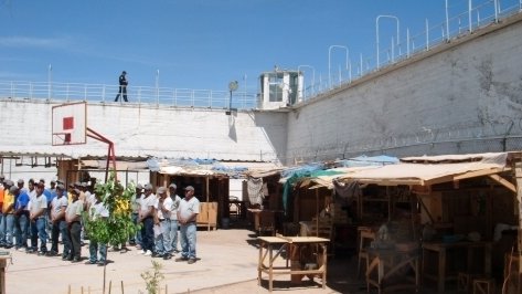 Escapan 5 internos del Cereso de Delicias, tras balacera