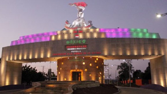 Inauguran monumental arco de bienvenida en poblado de la Mixteca