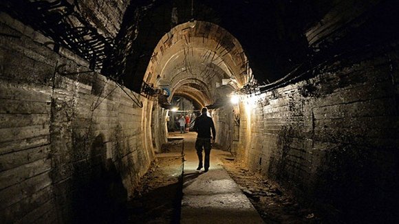 Periodistas se adentran en túneles cercanos al legendario tren nazi