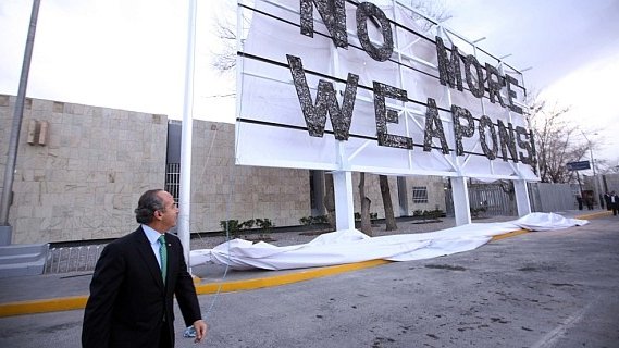 Aprueban diputados solicitar el retiro de cartel “no more weapons”