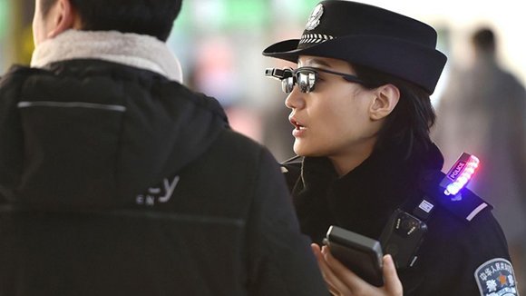 La policía china estrena lentes que identifican delincuentes