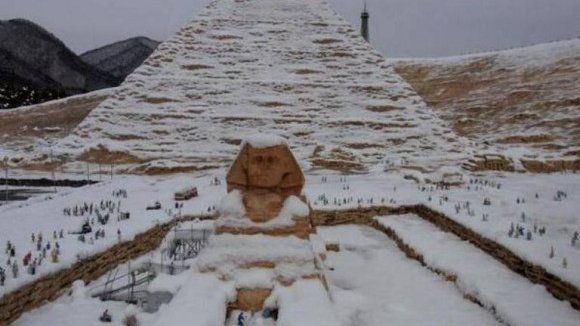 Capital de Egipto amanece cubierta de nieve 