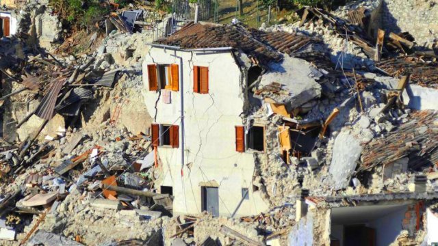 El número de víctimas mortales por el terremoto en Italia asciende a 278