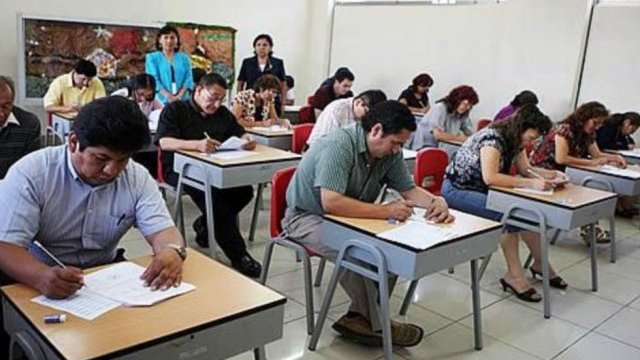 Participan profesores en examen para promoción de nivel