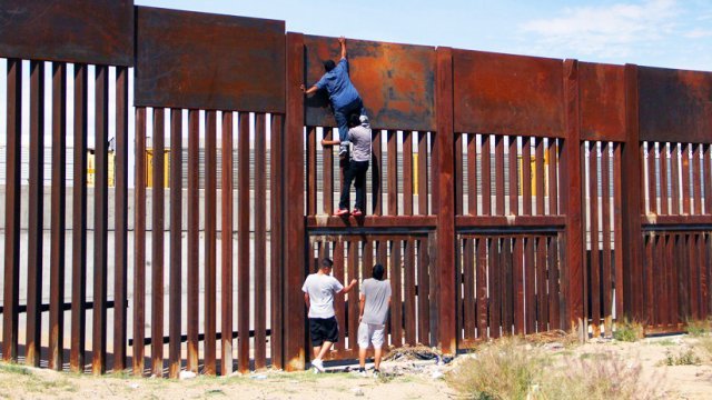 Un mexicano tarda 2 minutos en saltar el muro en la frontera de EE.UU.