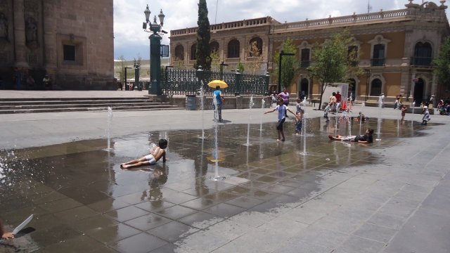 Juegan y ríen niños de Chihuahua en fuentes de Catedral 