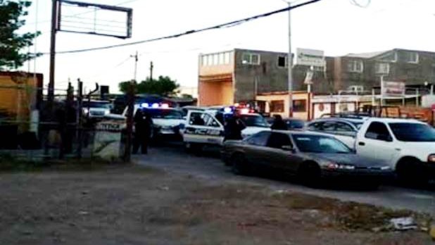 Sustrajeron con violencia 12 autos de un negocio en La Cantera