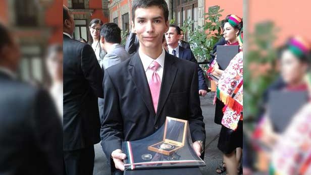 Entrega Peña Nieto Premio Nacional de la Juventud a un chihuahuense