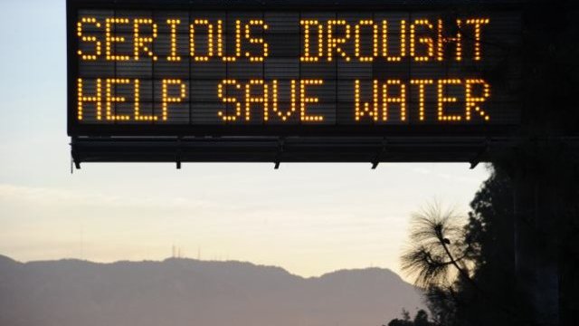 En California, multarán a restaurantes que ofrezcan agua a clientes