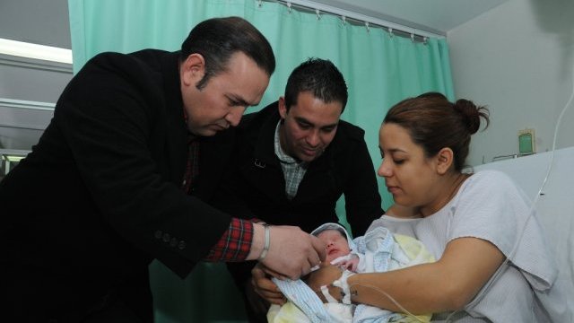 Registran y dan servicio médico, al primer bebé del 2013 de la capital