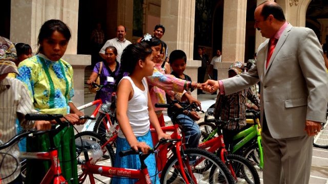 Entrega a niños rarámuris 40 bicicletas Gobernador 