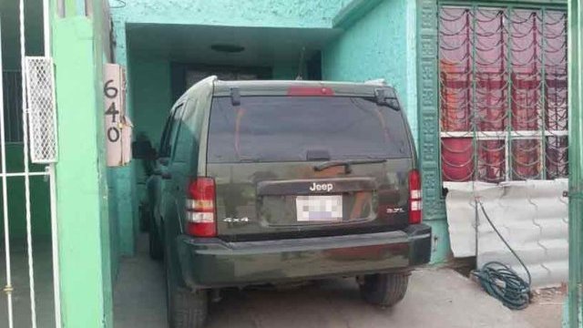 Ejecutan a un hombre a bordo de su vehículo, en Juárez