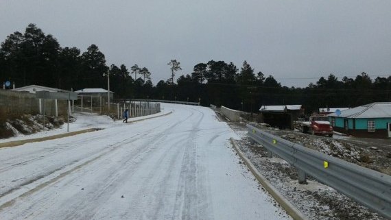 Caída de nieve obliga al cierra de carreteras que llevan a la sierra  
