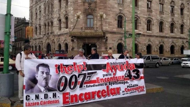 Piden ayuda al agente 007 en caso Ayotzinapa