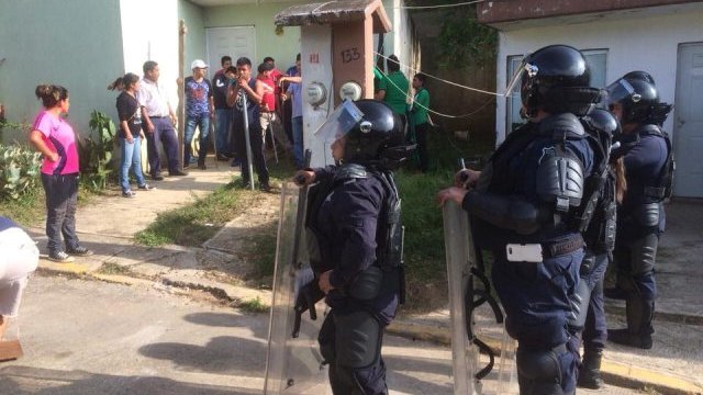 Con granaderos, desaloja el gobierno de Veracruz a familias de humilde colonia
