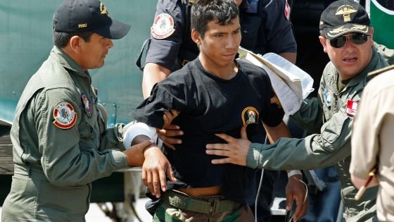 Un padre peruano halla en la selva los restos de su hijo policía