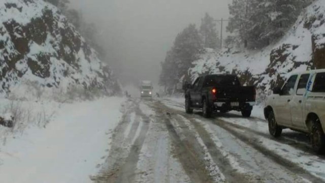 Nevó en 10 municipios de Chihuahua; cerraron algunos tramos carreteros