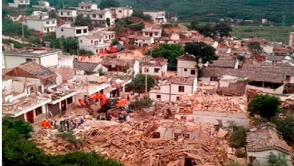 Suman 175 muertos y más de mil 300 heridos por sismo en China
