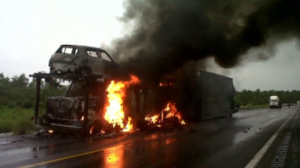 Confirman enfrentamientos y quema de vehículos en Michoacán
