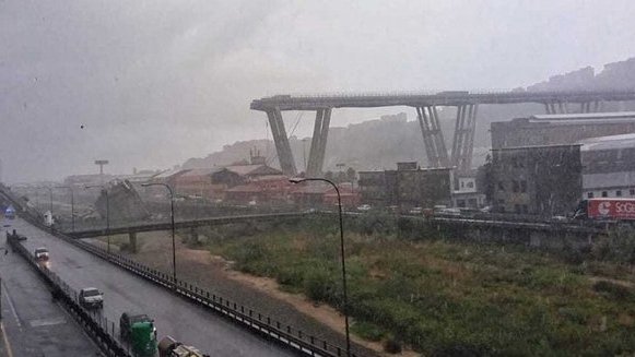 Inmensa tragedia: decenas de muertos al derrumbarse un puente de una autopista en Italia