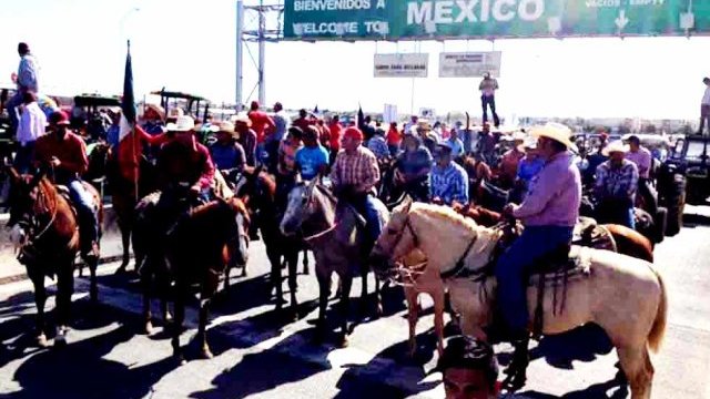 Bloquean productores del campo el Puente Libre en Juárez