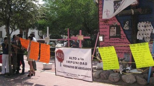 Protestan abogados en Palacio; piden justicia para colegas asesinados