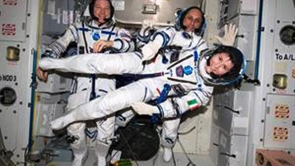Emotivo regreso de 3 astronautas después de 200 días en la Estación Espacial Internacional