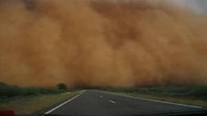 Alertan por tormentas de arena en carretera a Juárez