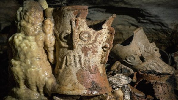 El INAH halla 200 piezas intactas de más de mil años en cueva de Chichén Itzá