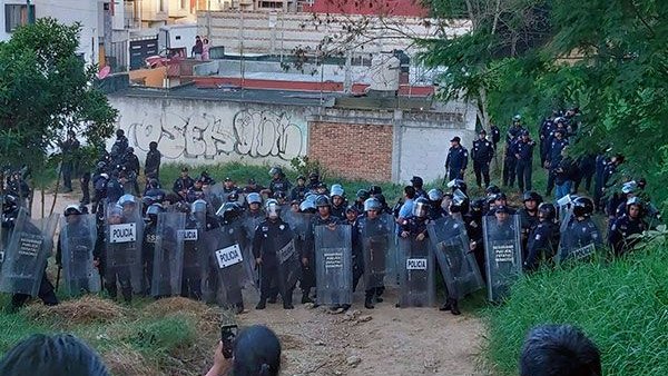 Policía de Veracruz desaloja violentamente a familias humildes