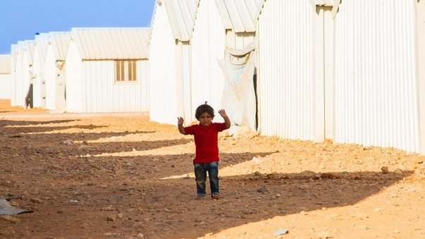Otra niña siria se ’rinde’ ante una cámara
