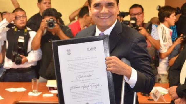 Silvano Aureoles, gobernador electo de Michoacán; recibe constancia