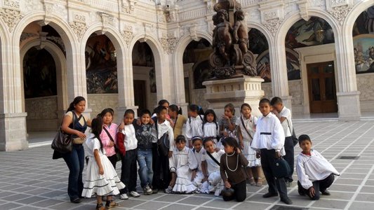 Visitan niños de la primaria Gabriel Teporaca palacio de gobierno
