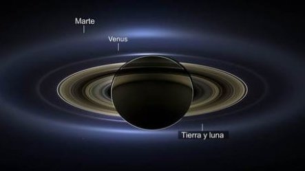 La Tierra, un punto azul diminuto tras los anillos de Saturno.