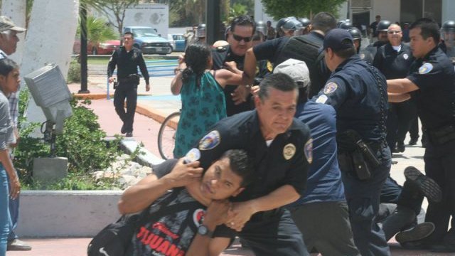 Policía de Mexicali agrede y secuestra a líderes antorchistas